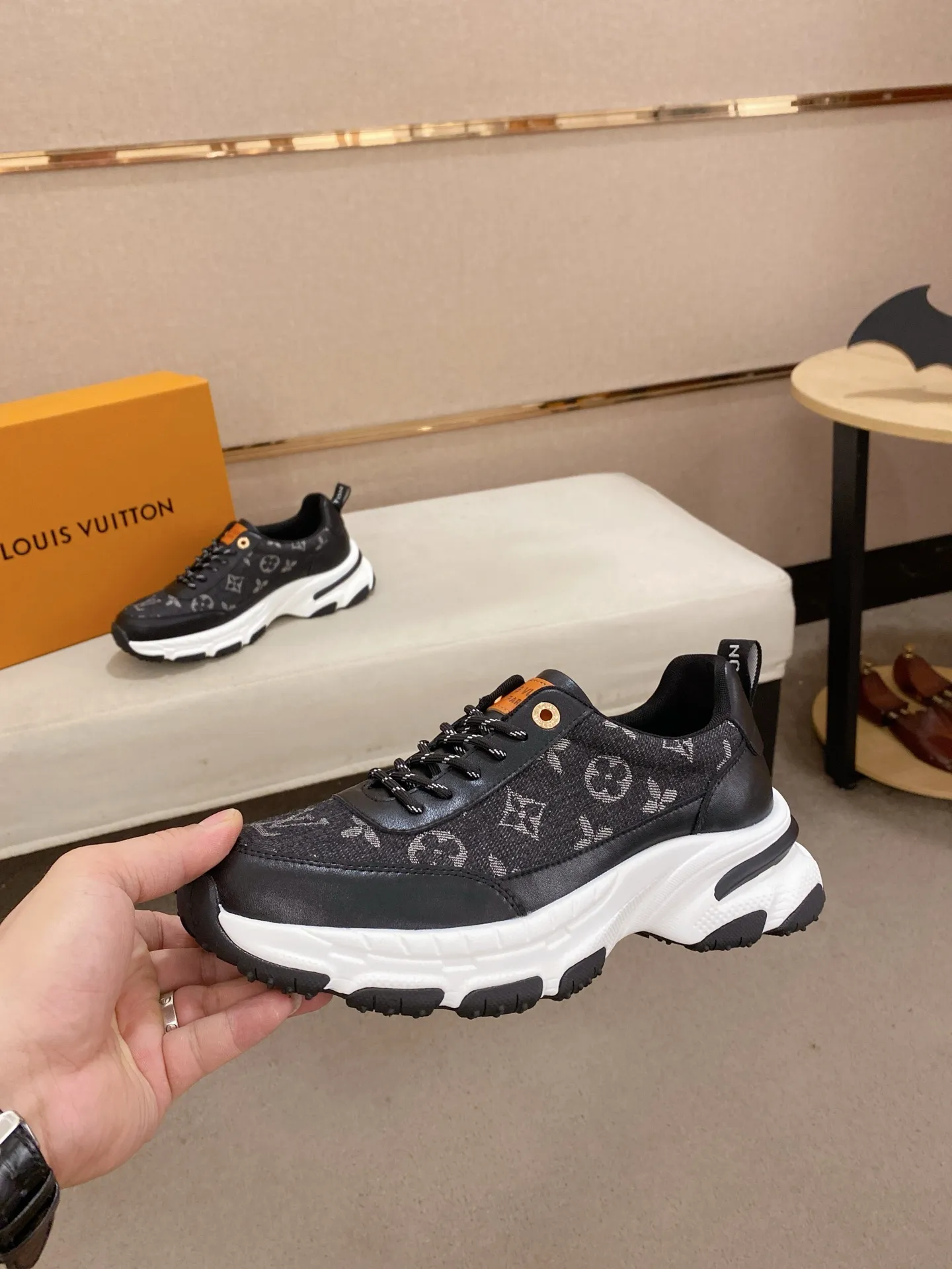 Men's shoes💰 442💰Louis Vuitton (Louis Vuitton/LV) top 🔍🔍 new models are on sale at the same time, the upper 🇮🇹 imported Italian first-layer cowhide, fully imported breathable mesh lining 💪💪, completely 1⃣️compared 1⃣️Reproduction🇮🇹💪💪, ⚠Sole: The original sole is specially provided by the original factory, the exclusive movable molded sole is super comfortable, ⚠Original factory follow-up goods, 🔍🔍high quality, you can enter and leave the counter at will, welcome to compare⚠. Code number: 38-44. Can be customized for 45 non-refundable!